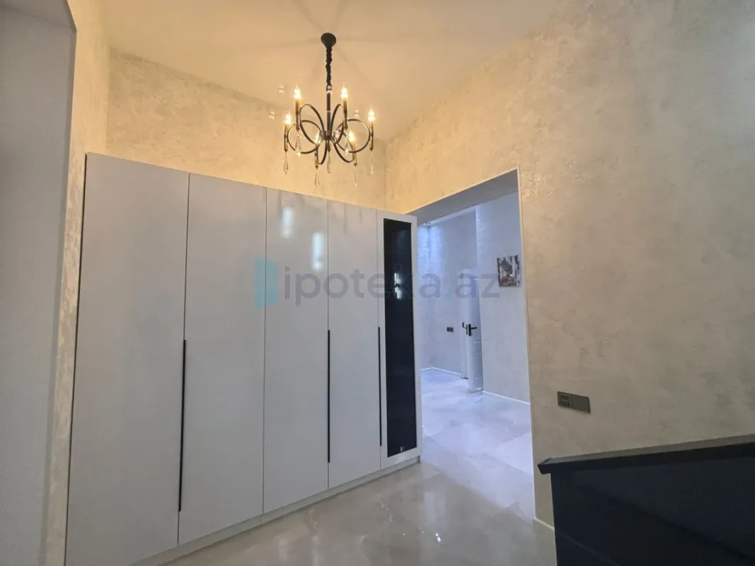 Satılır 4 otaqlı mənzil 275 m²