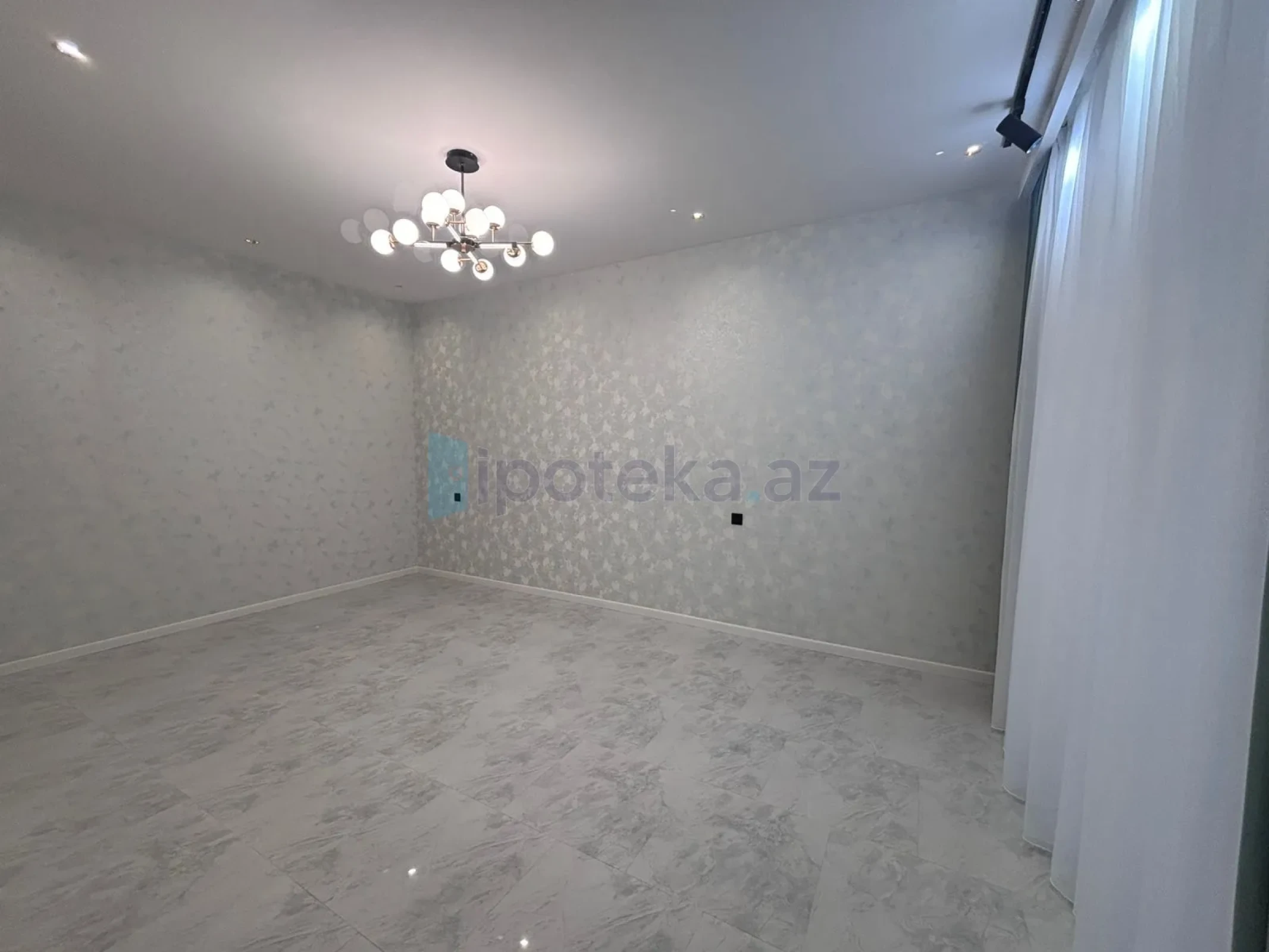 Satılır 4 otaqlı mənzil 130 m²
