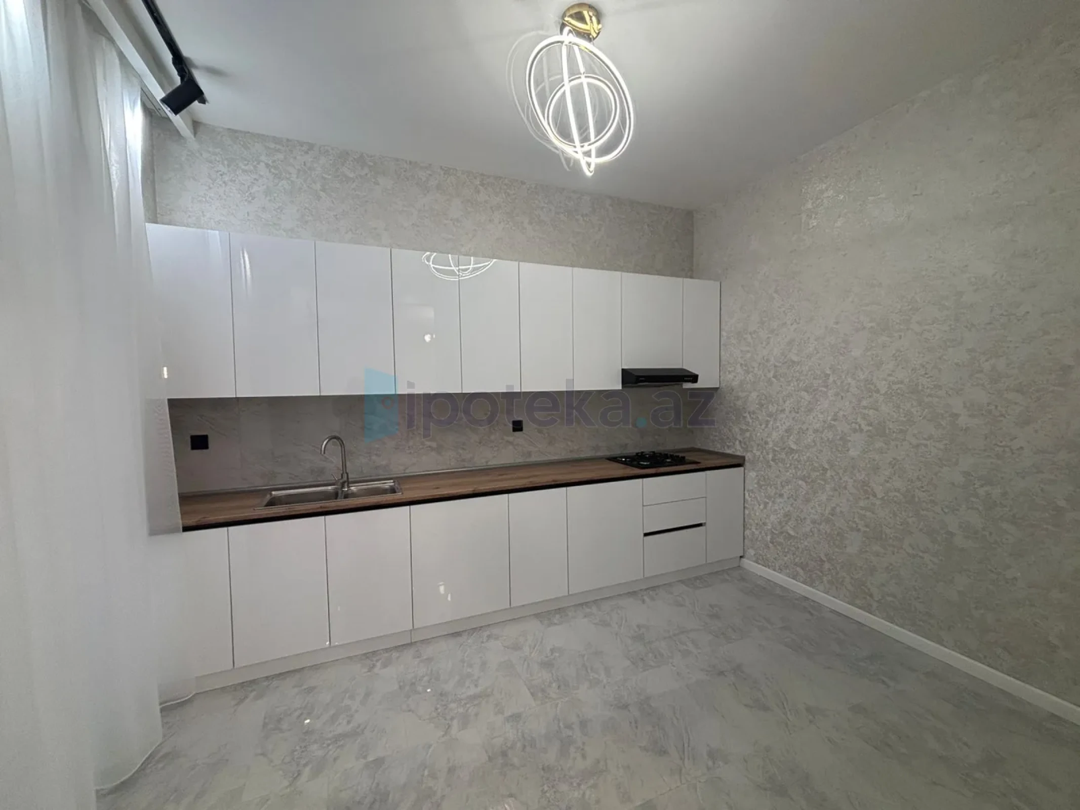 Satılır 4 otaqlı mənzil 130 m²