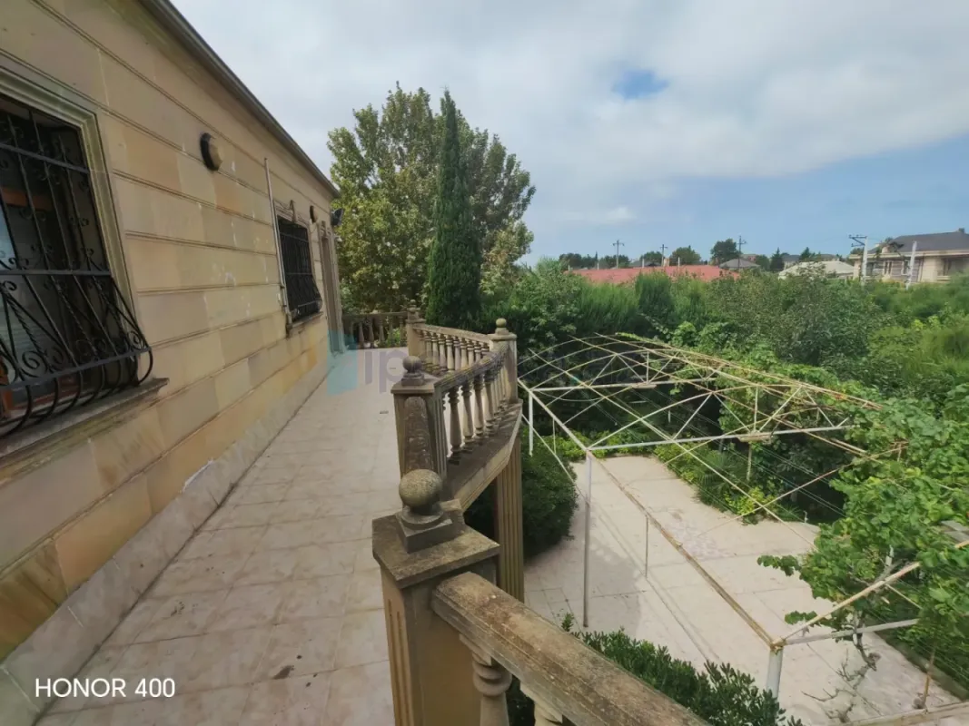 Satılır 7 otaqlı mənzil 300 m²