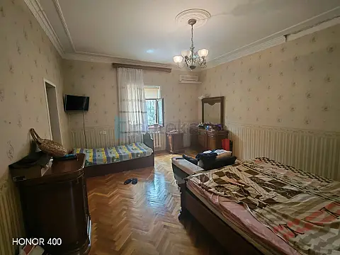 Satılır 7 otaqlı mənzil 300 m²