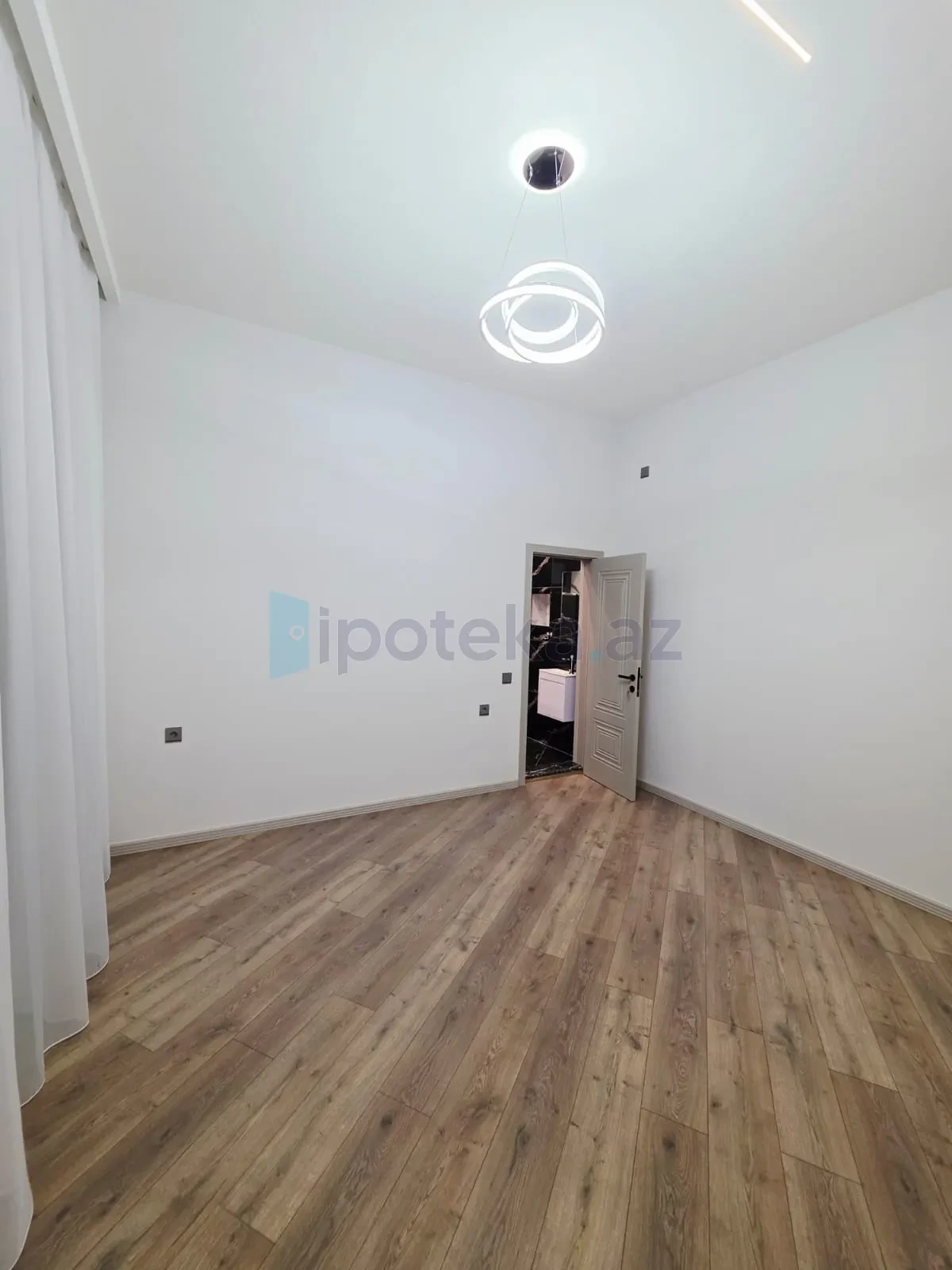 Satılır 3 otaqlı mənzil 130 m²