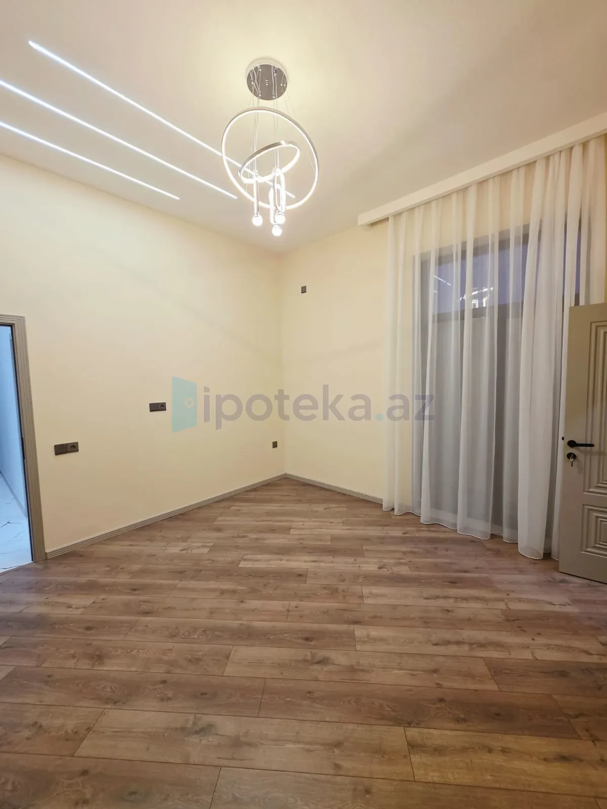Satılır 4 otaqlı mənzil 140 m²