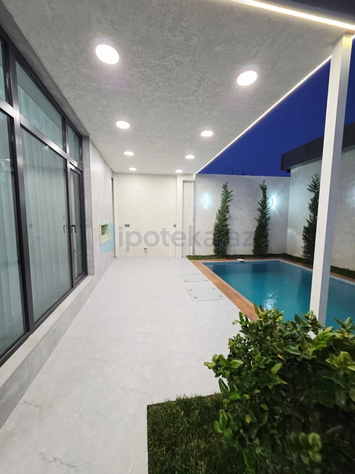 Satılır 4 otaqlı mənzil 140 m²