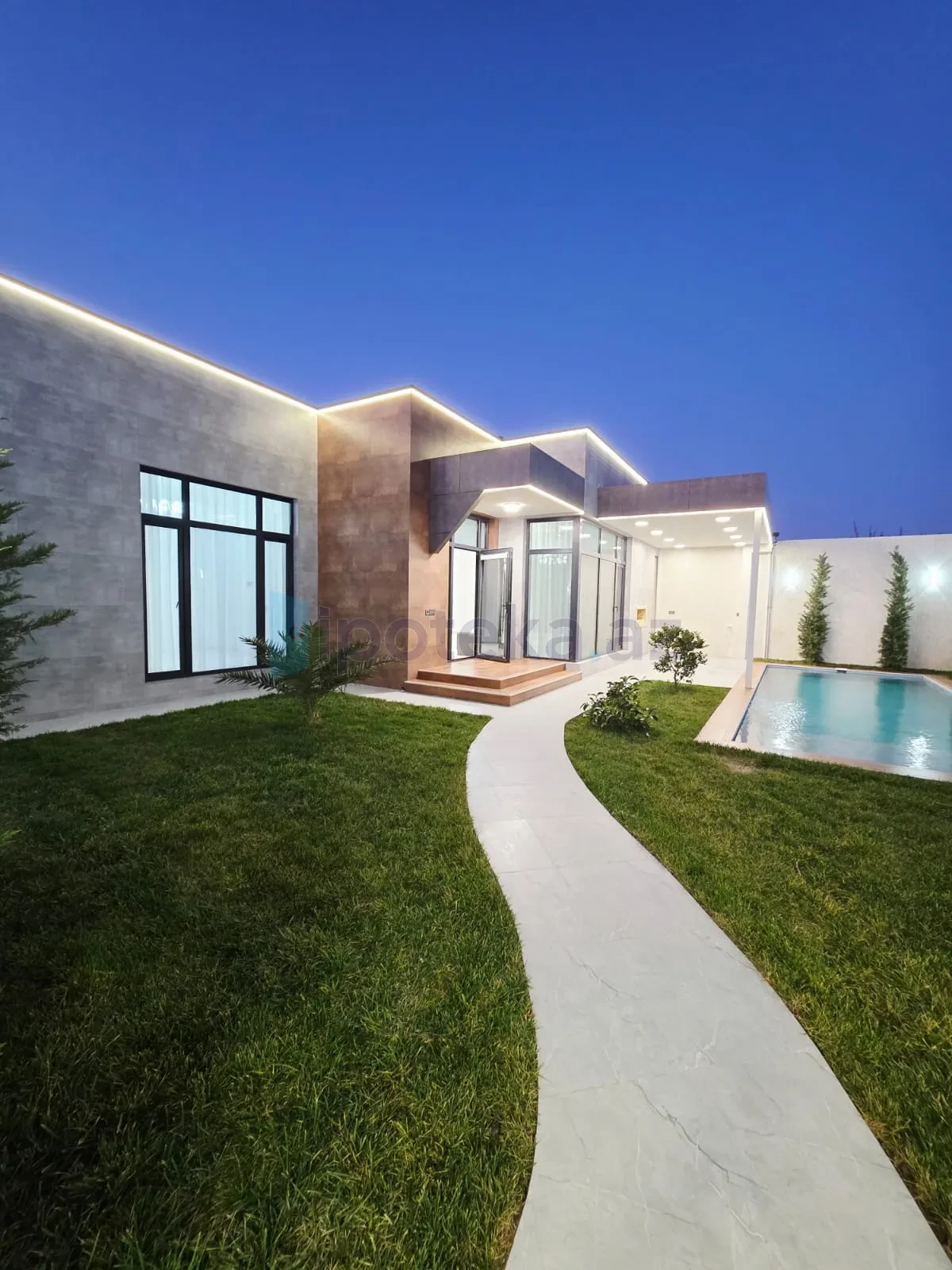 Satılır 4 otaqlı mənzil 140 m²