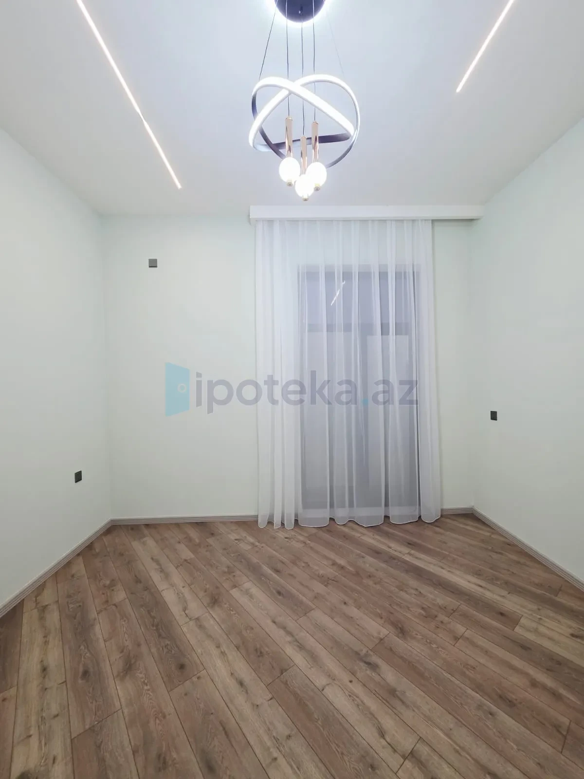 Satılır 4 otaqlı mənzil 140 m²