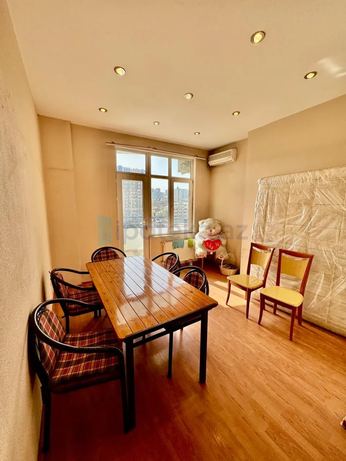 Satılır 5 otaqlı ofis 200 m²