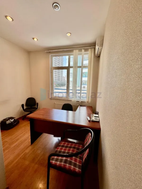 Satılır 5 otaqlı ofis 200 m²