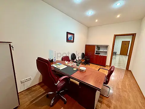 Satılır 5 otaqlı ofis 200 m²