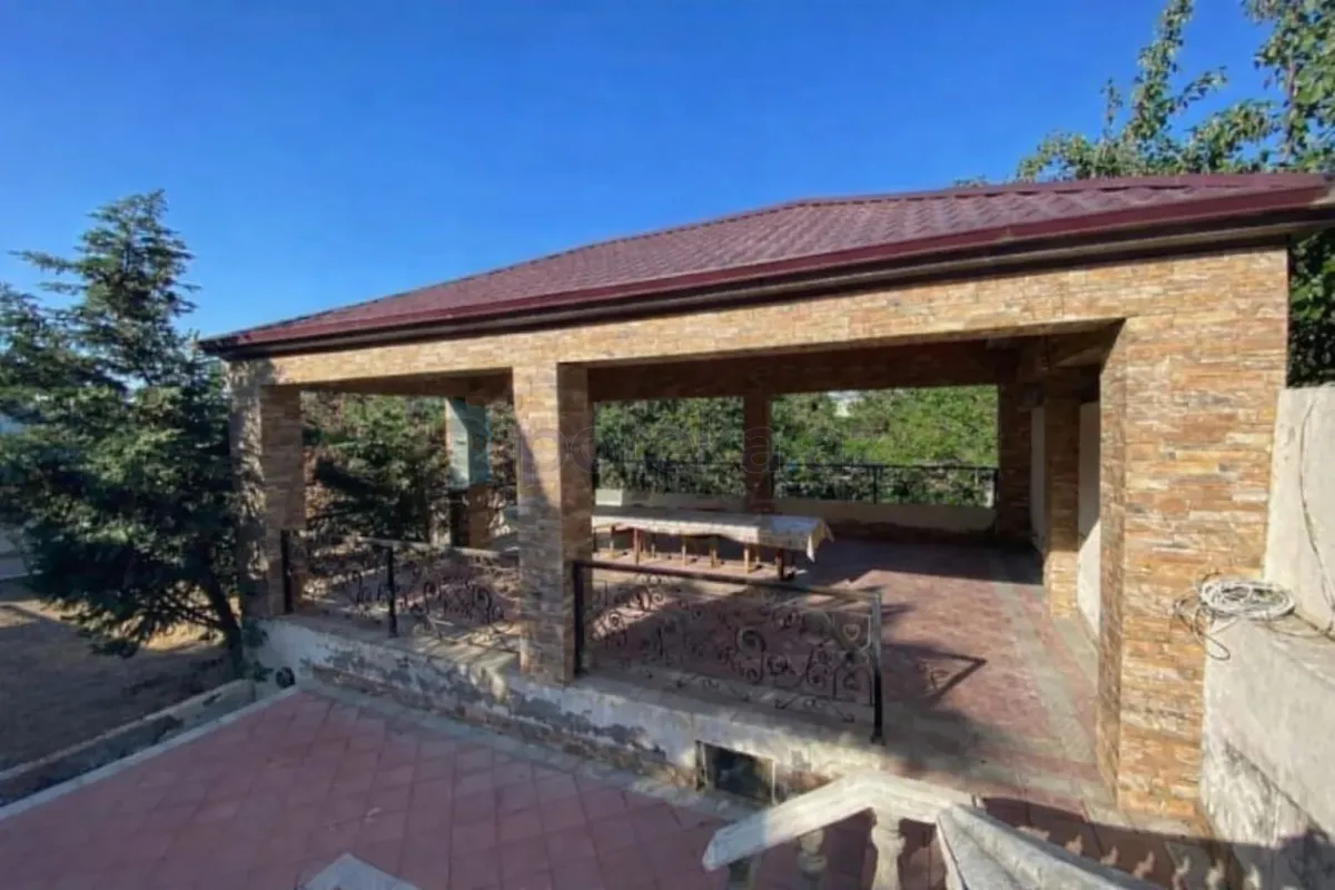 Satılır 14 otaqlı həyət evi 400 m²