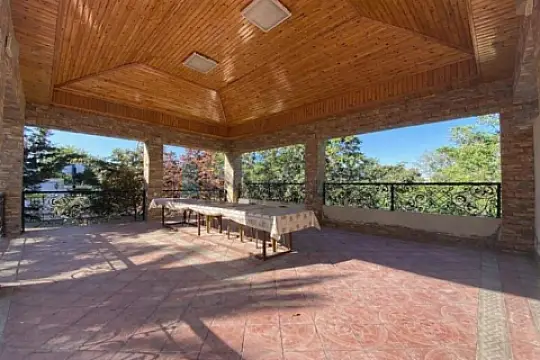 Satılır 14 otaqlı həyət evi 400 m²