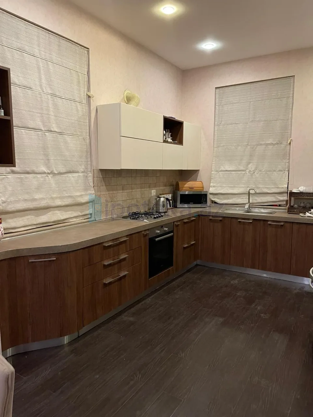 Satılır 4 otaqlı mənzil 250 m²