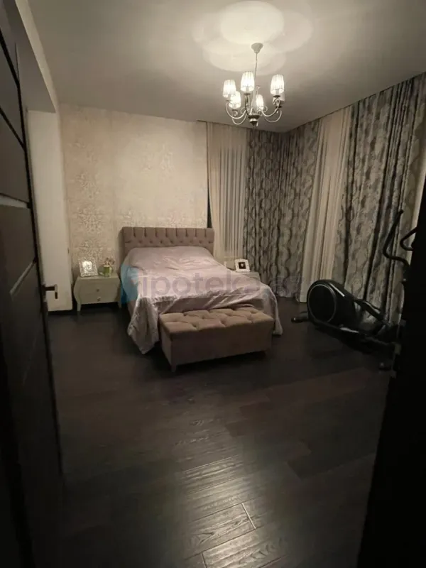 Satılır 4 otaqlı mənzil 250 m²