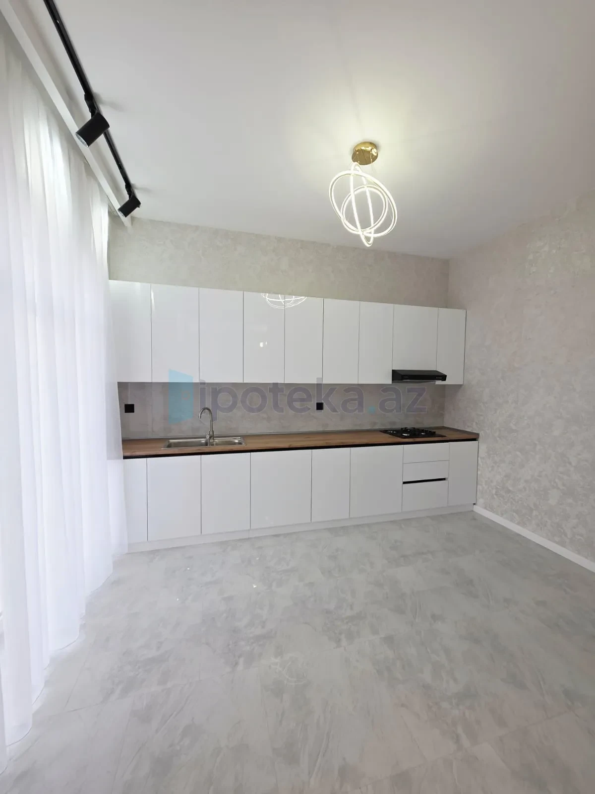 Satılır 4 otaqlı mənzil 150 m²
