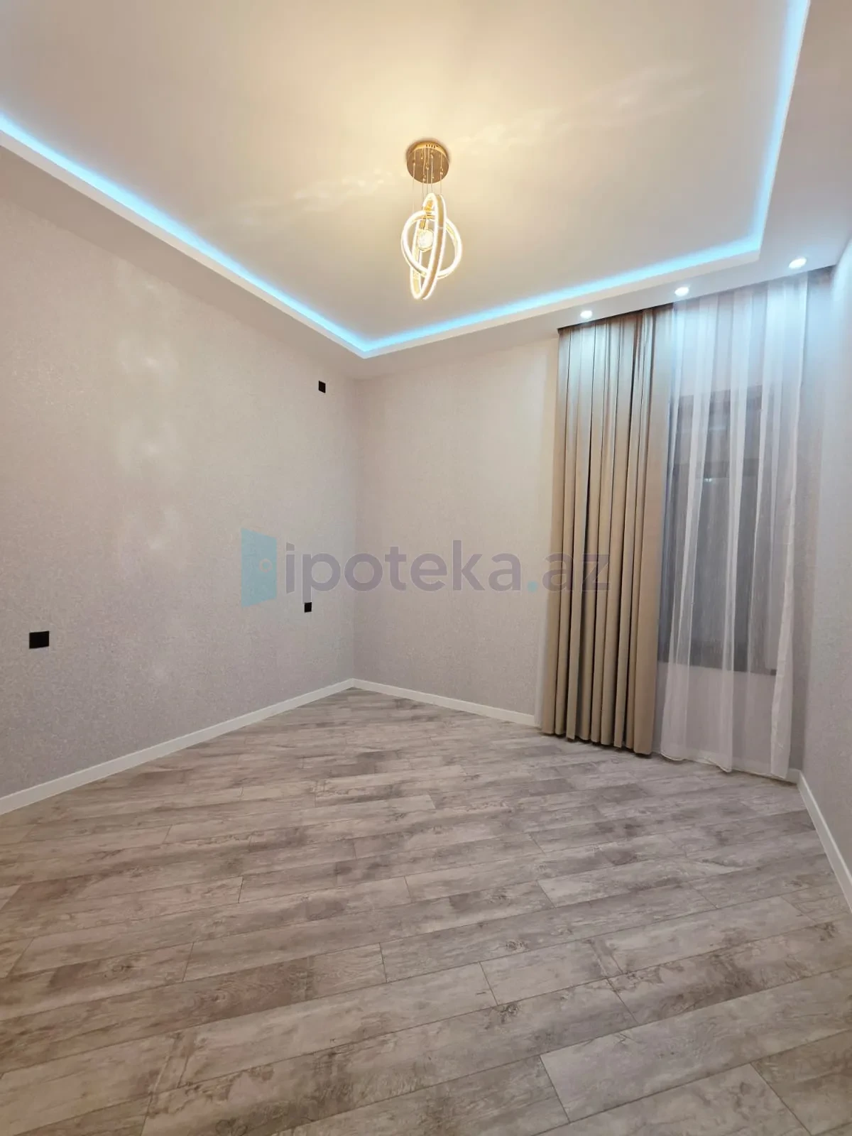 Satılır 4 otaqlı mənzil 160 m²