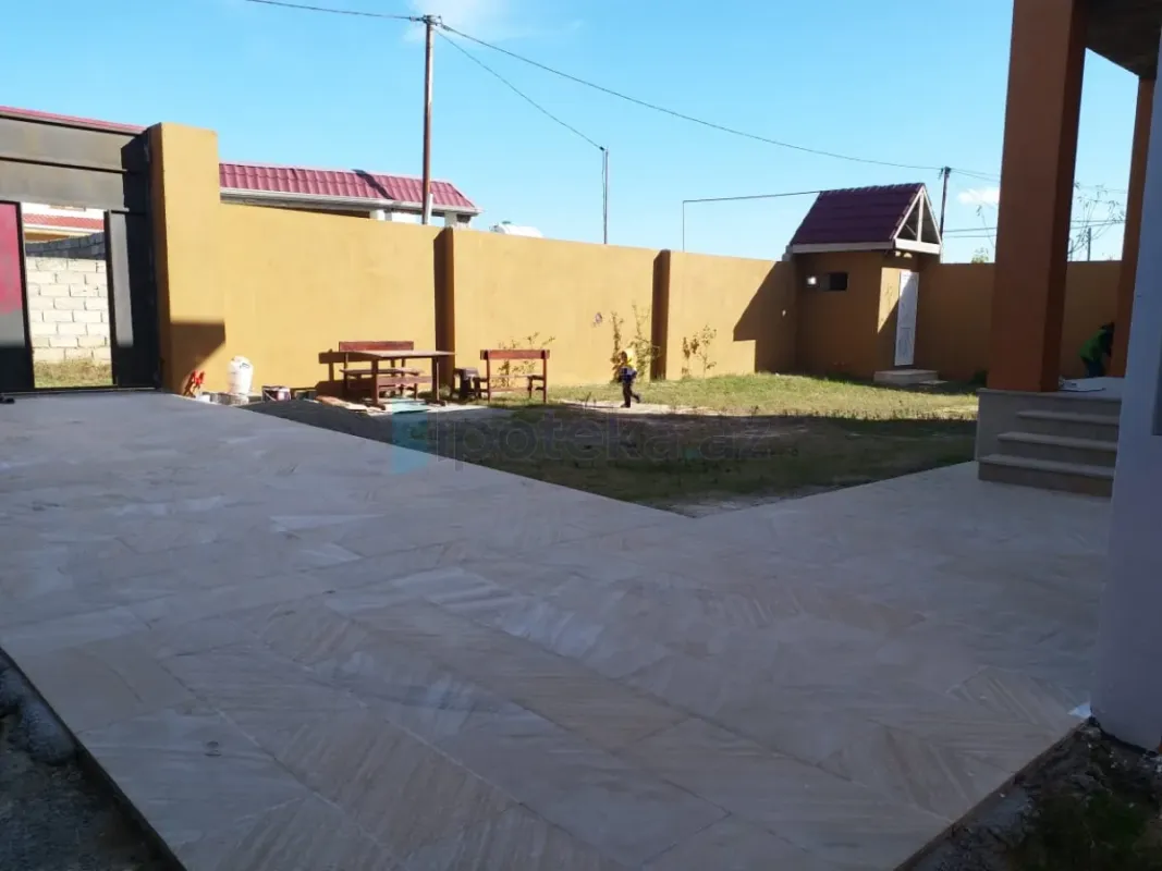 Satılır 4 otaqlı həyət evi 400 m²