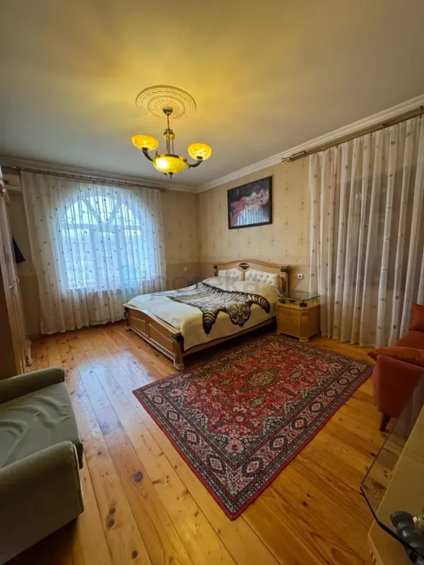 Satılır 8 otaqlı həyət evi 300 m²