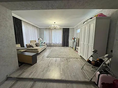 Satılır 8 otaqlı həyət evi 300 m²