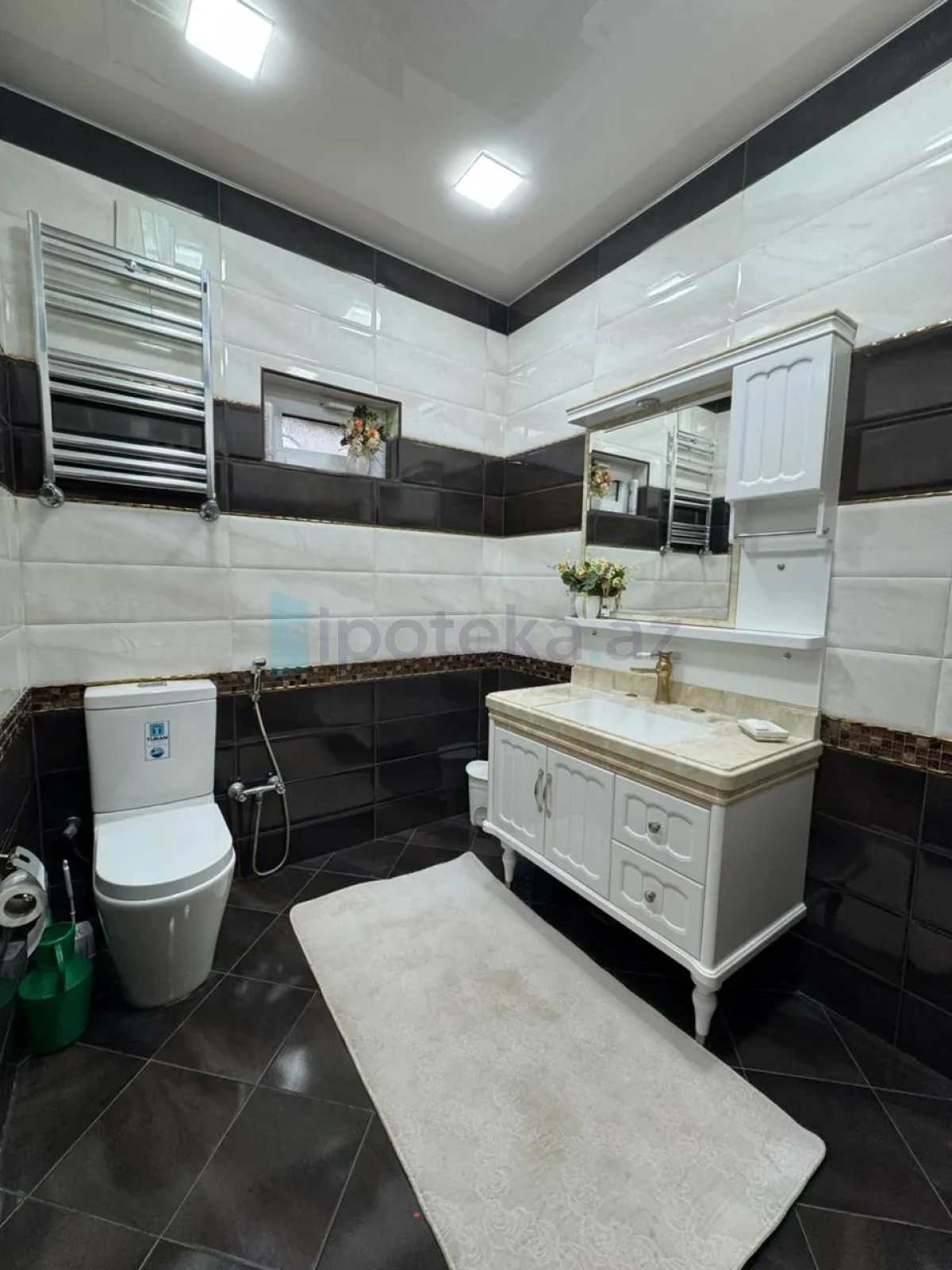 Satılır 8 otaqlı həyət evi 300 m²