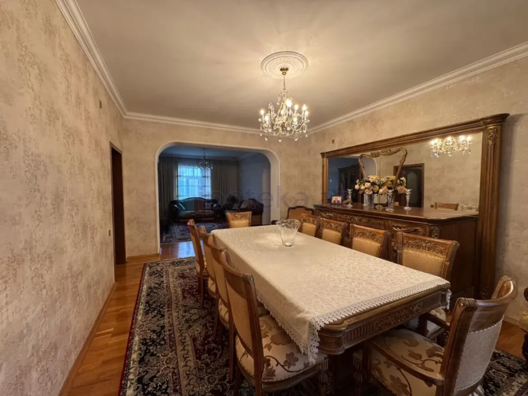 Satılır 8 otaqlı həyət evi 300 m²