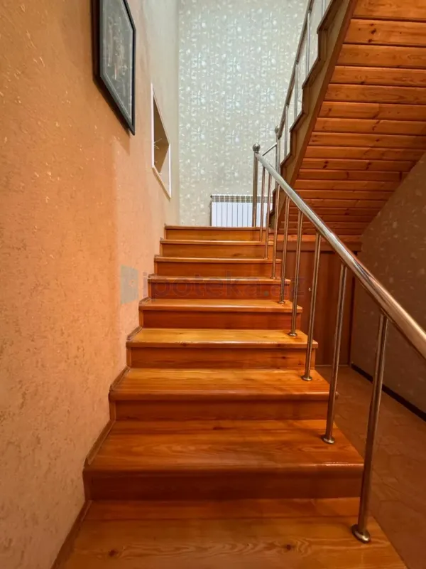 Satılır 8 otaqlı həyət evi 300 m²