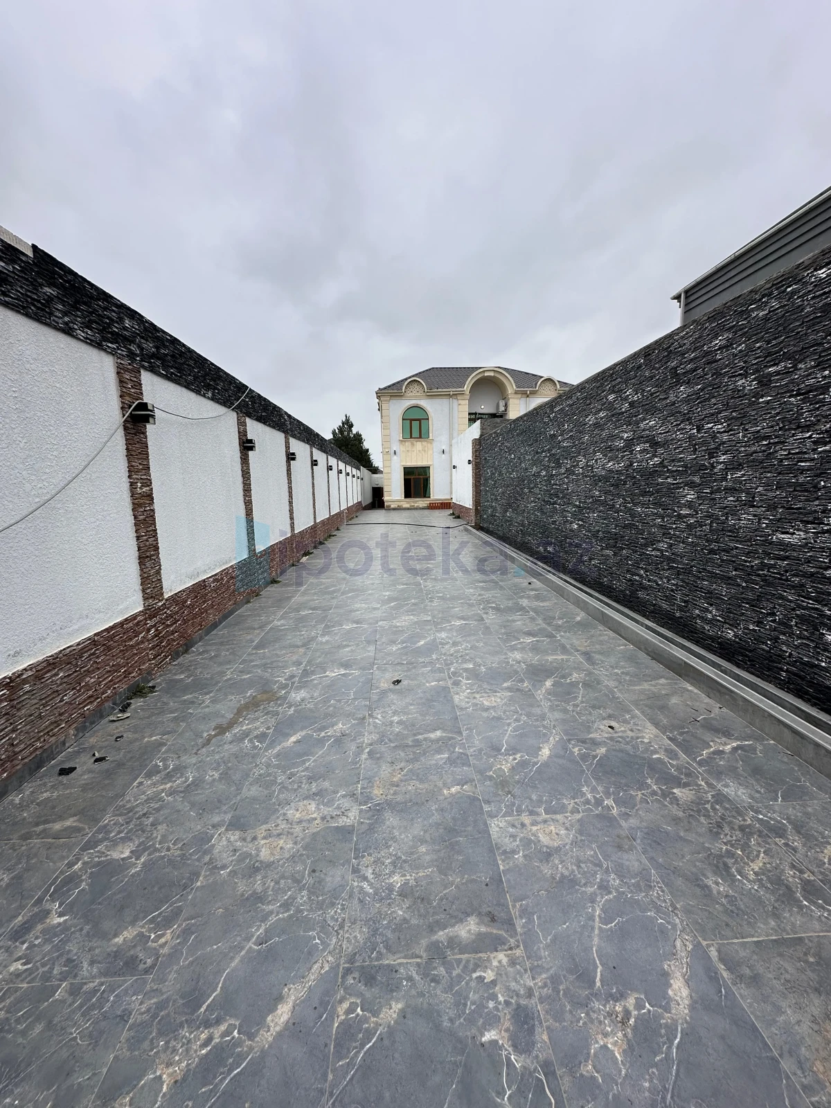 Satılır 6 otaqlı həyət evi 330 m²