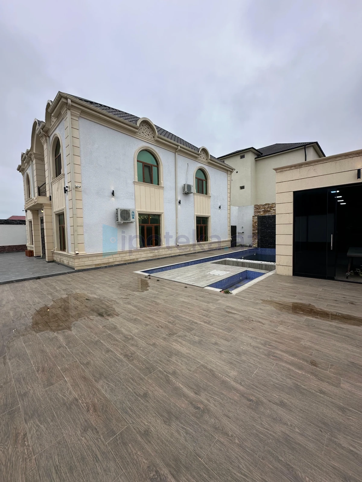 Satılır 5 otaqlı həyət evi 360 m²