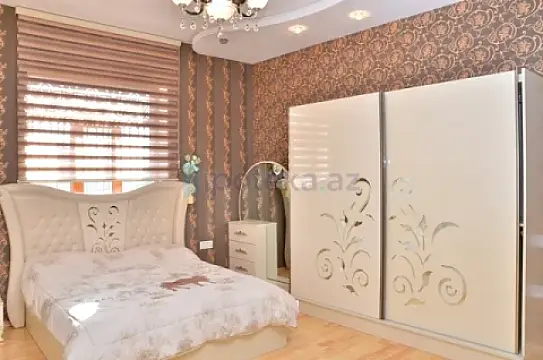 Satılır 6 otaqlı həyət evi 450 m²
