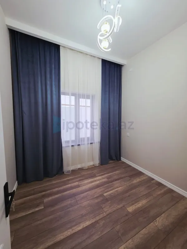 Satılır 4 otaqlı mənzil 130 m²