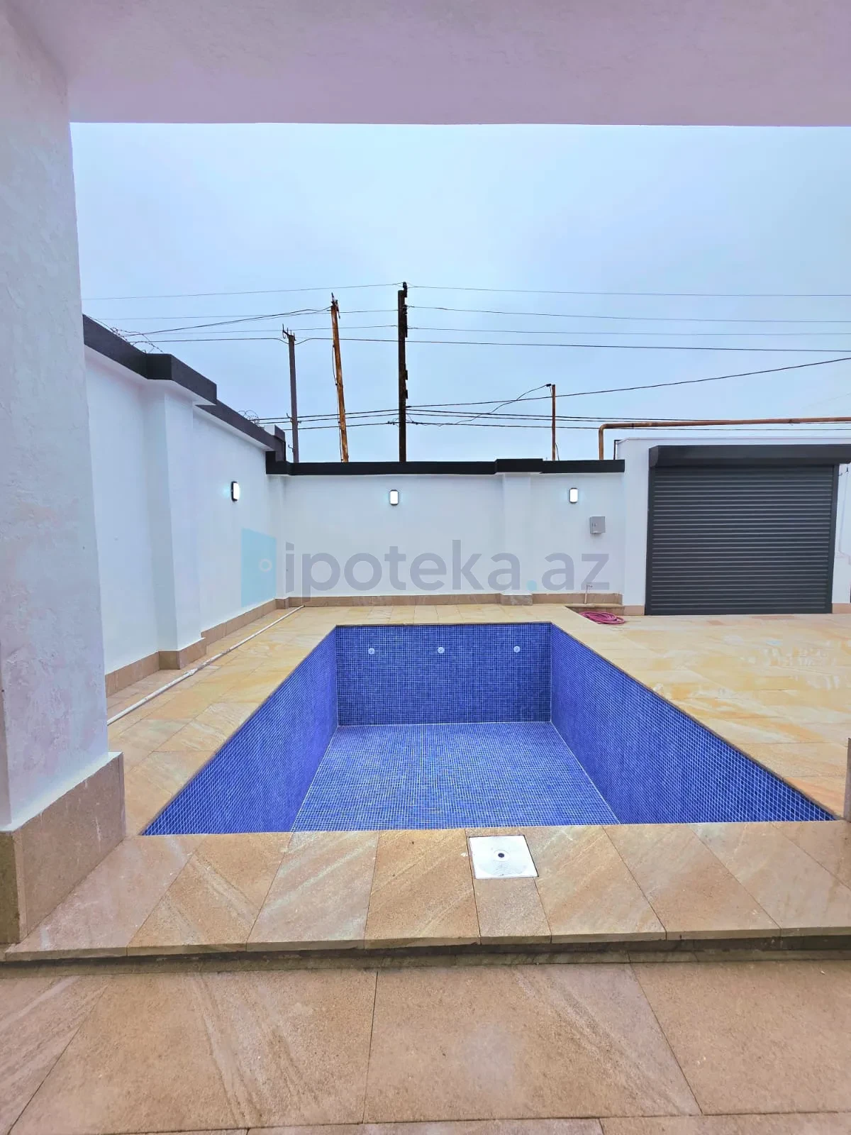 Satılır 4 otaqlı mənzil 130 m²