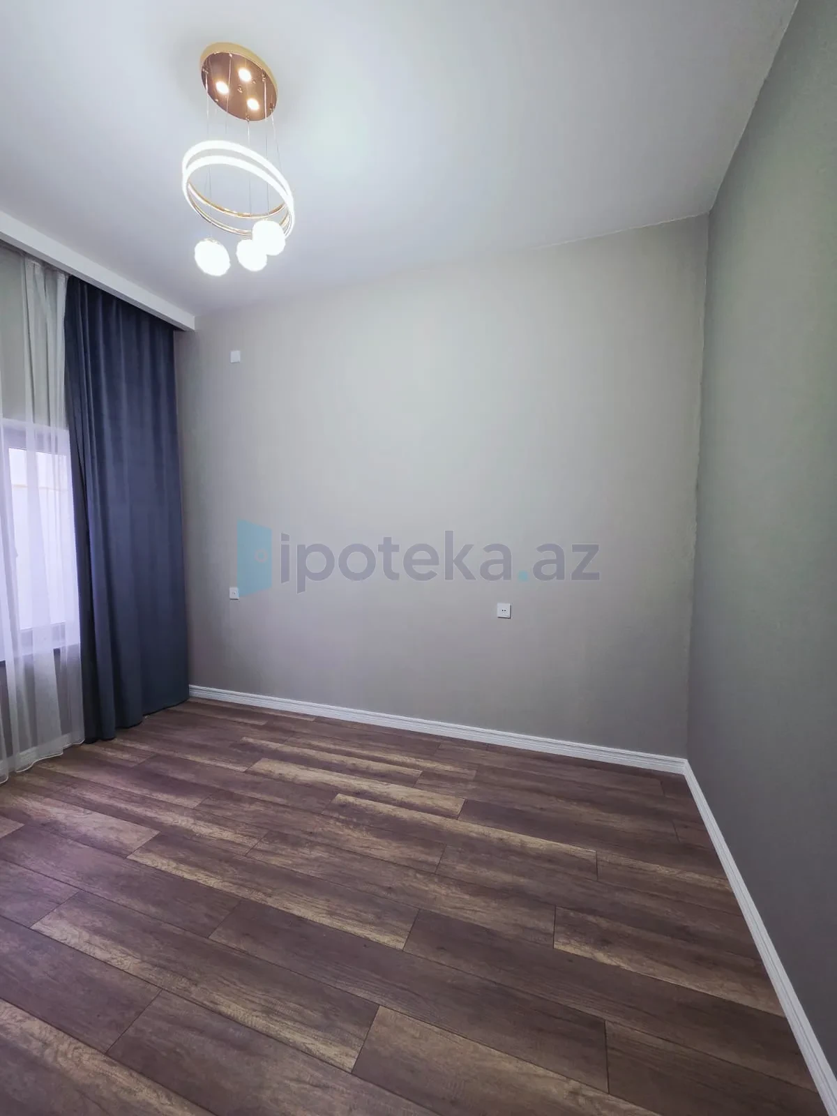 Satılır 4 otaqlı mənzil 130 m²
