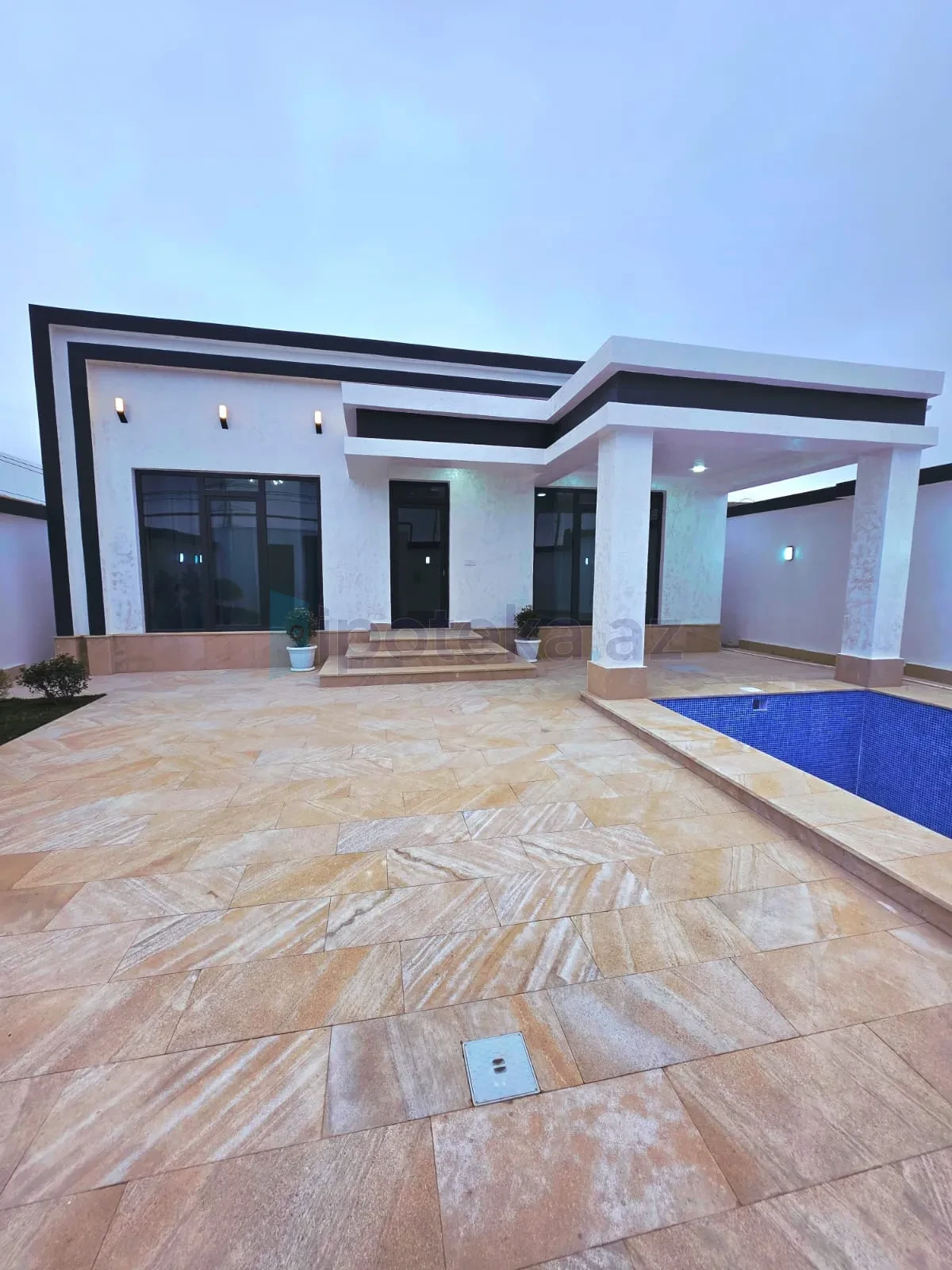 Satılır 4 otaqlı mənzil 130 m²