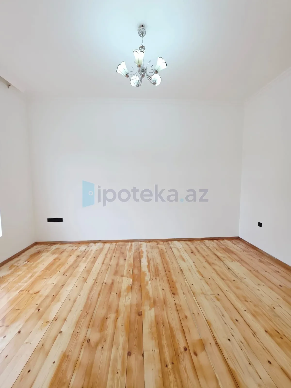 Satılır 5 otaqlı mənzil 240 m²