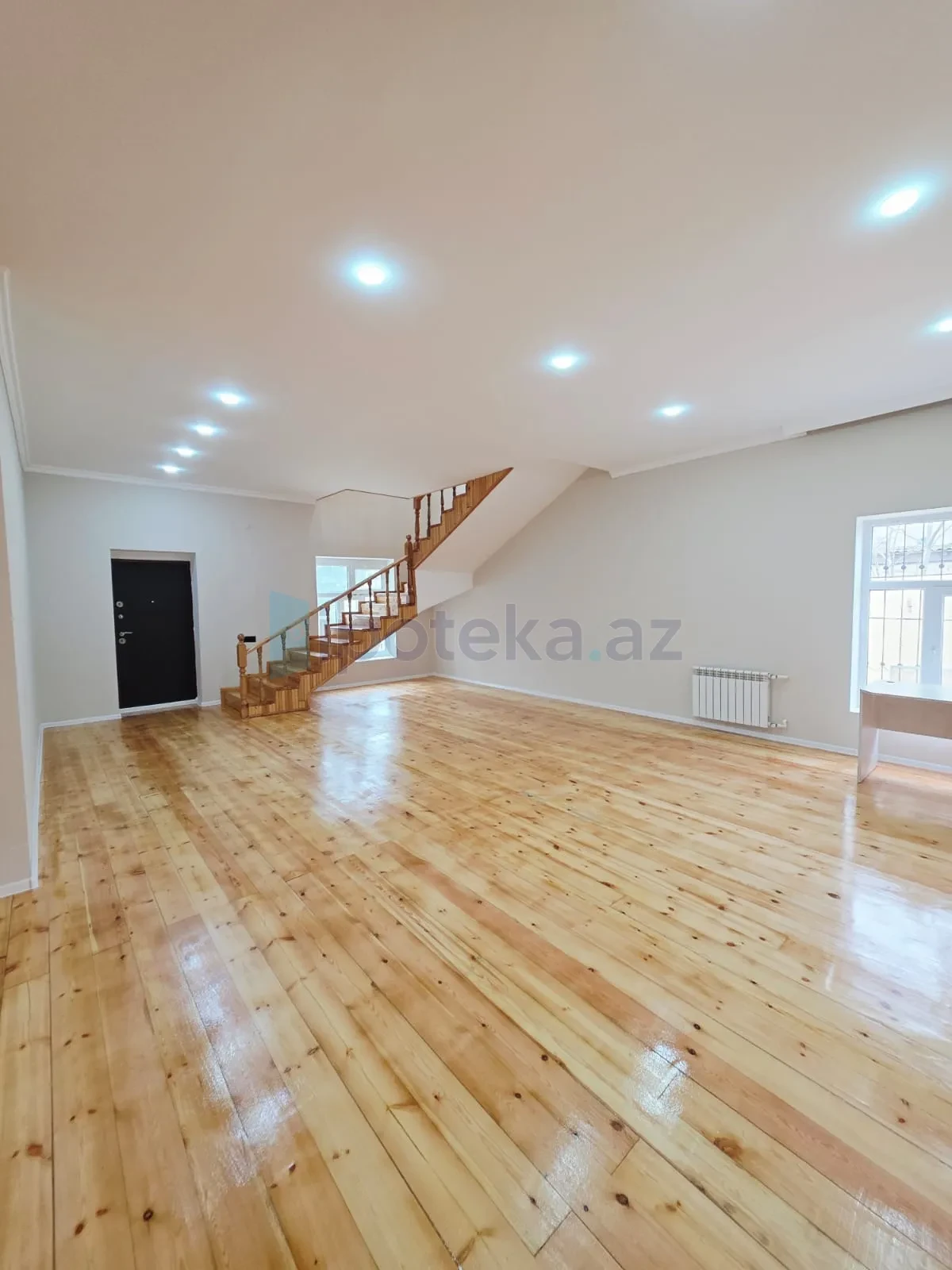 Satılır 5 otaqlı mənzil 240 m²