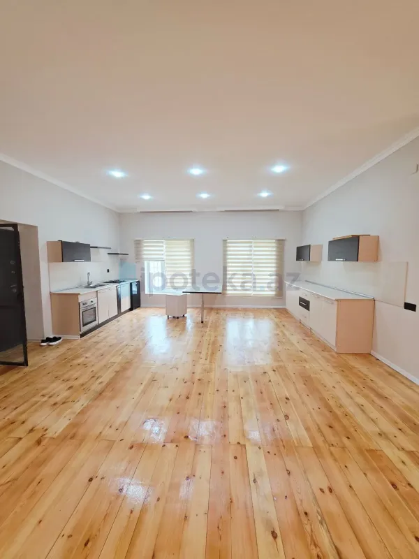 Satılır 5 otaqlı mənzil 240 m²