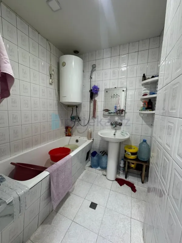 Satılır 2 otaqlı köhnə tikili 65 m²