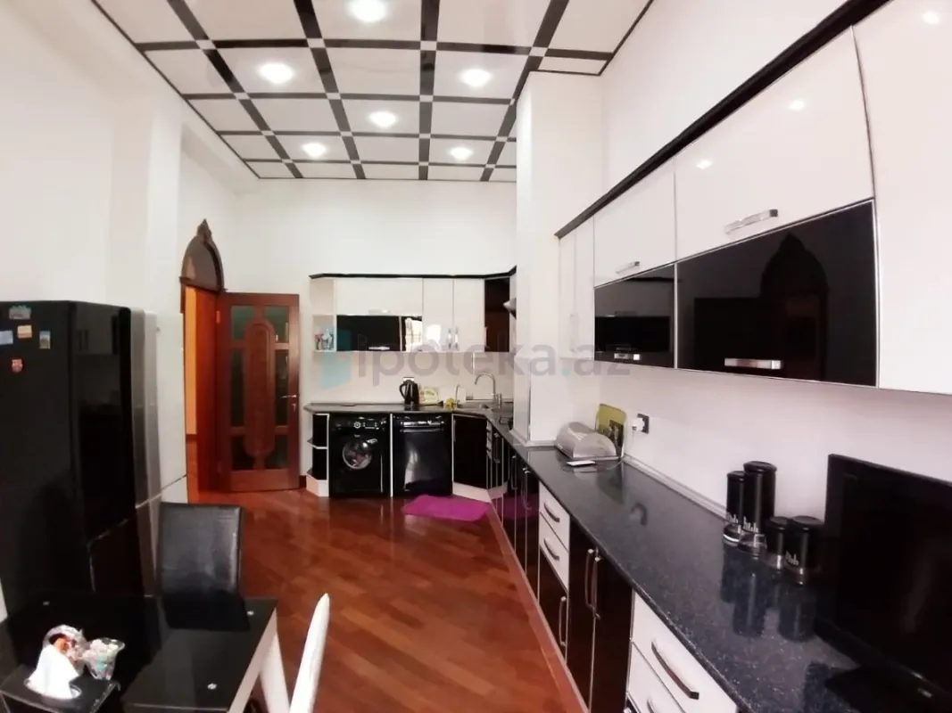 Satılır 5 otaqlı mənzil 500 m²