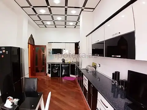 Satılır 5 otaqlı mənzil 500 m²