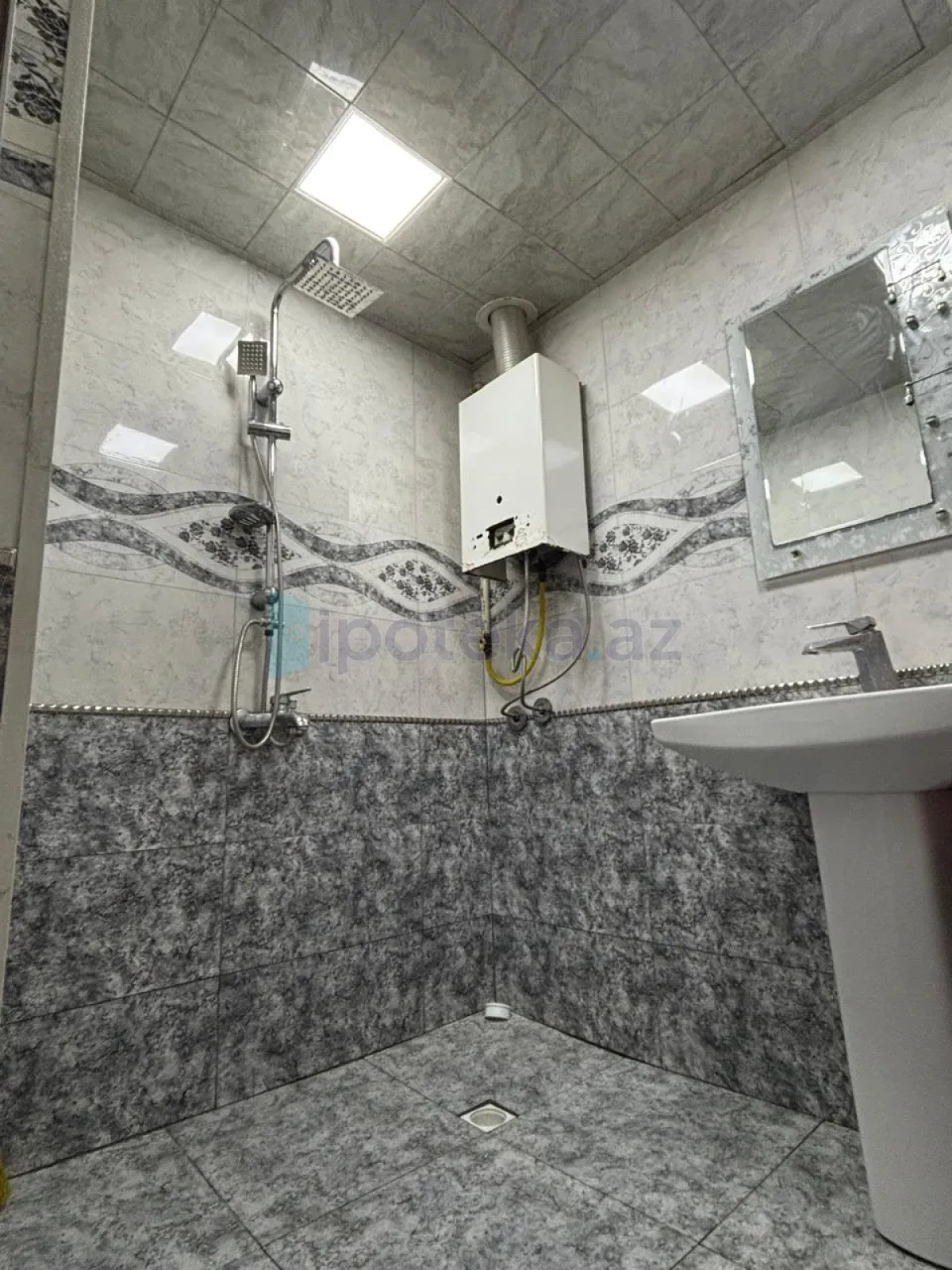 Satılır 4 otaqlı köhnə tikili 110 m²