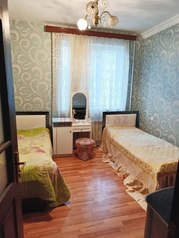 Satılır 4 otaqlı köhnə tikili 100 m²