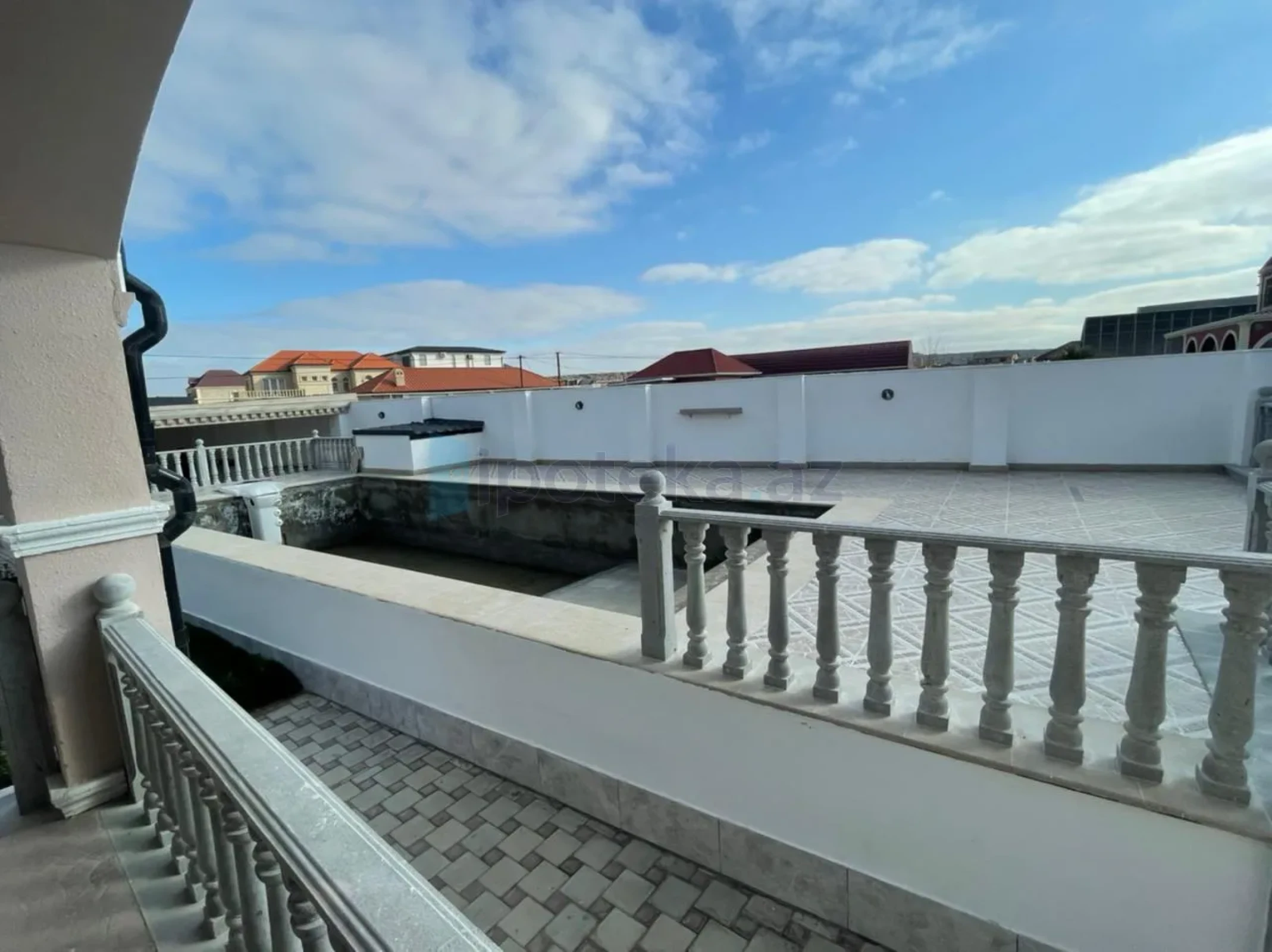 Satılır 6 otaqlı mənzil 260 m²