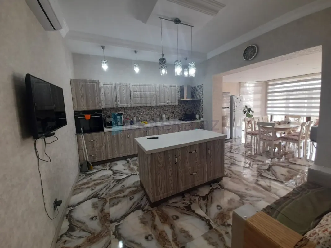 Satılır 6 otaqlı həyət evi 240 m²