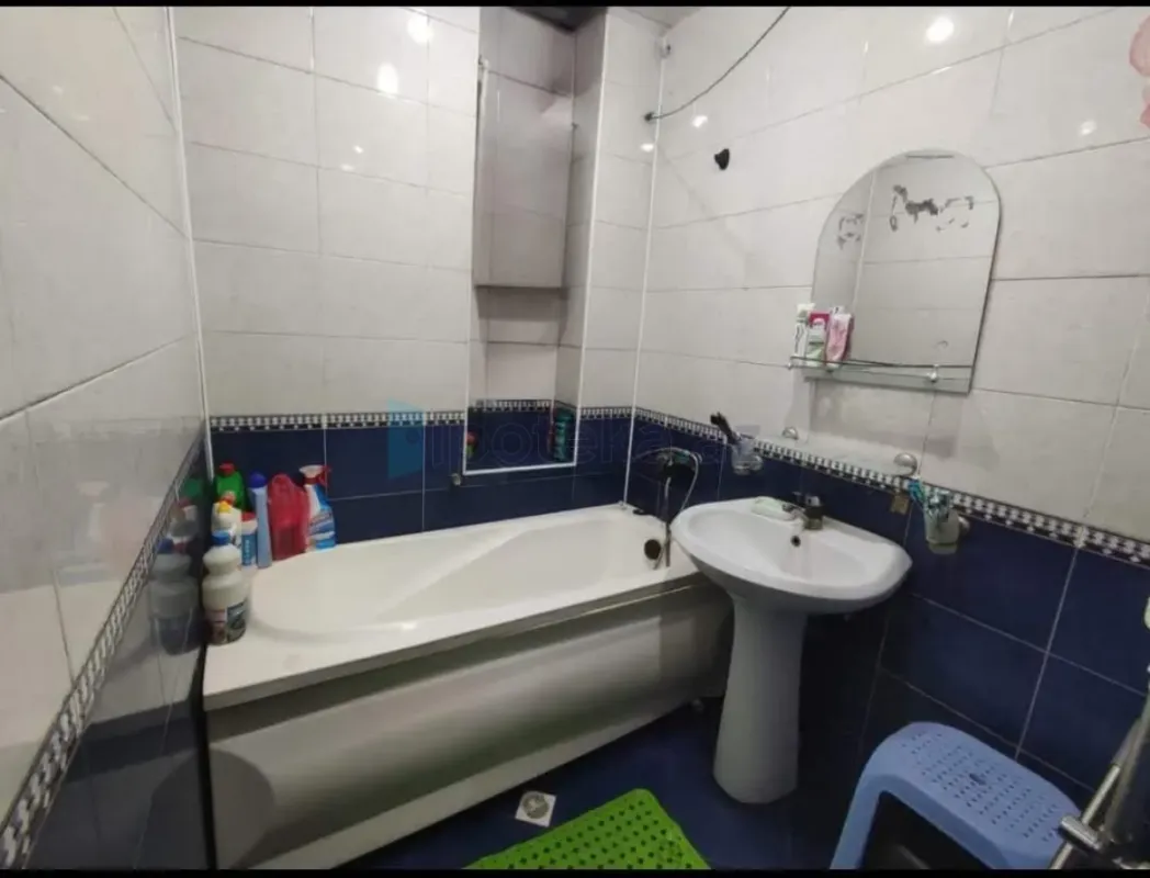 Satılır 4 otaqlı köhnə tikili 100 m²