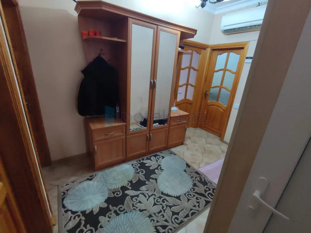 Satılır 4 otaqlı köhnə tikili 100 m²