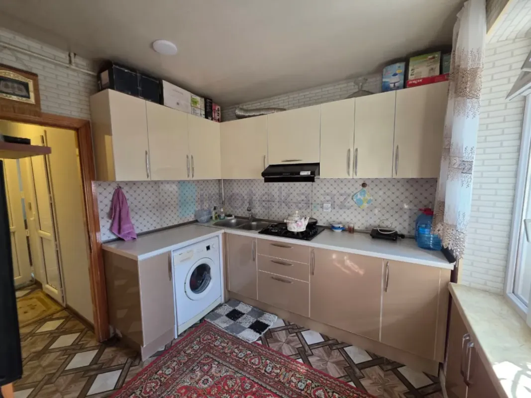 Satılır 4 otaqlı köhnə tikili 100 m²