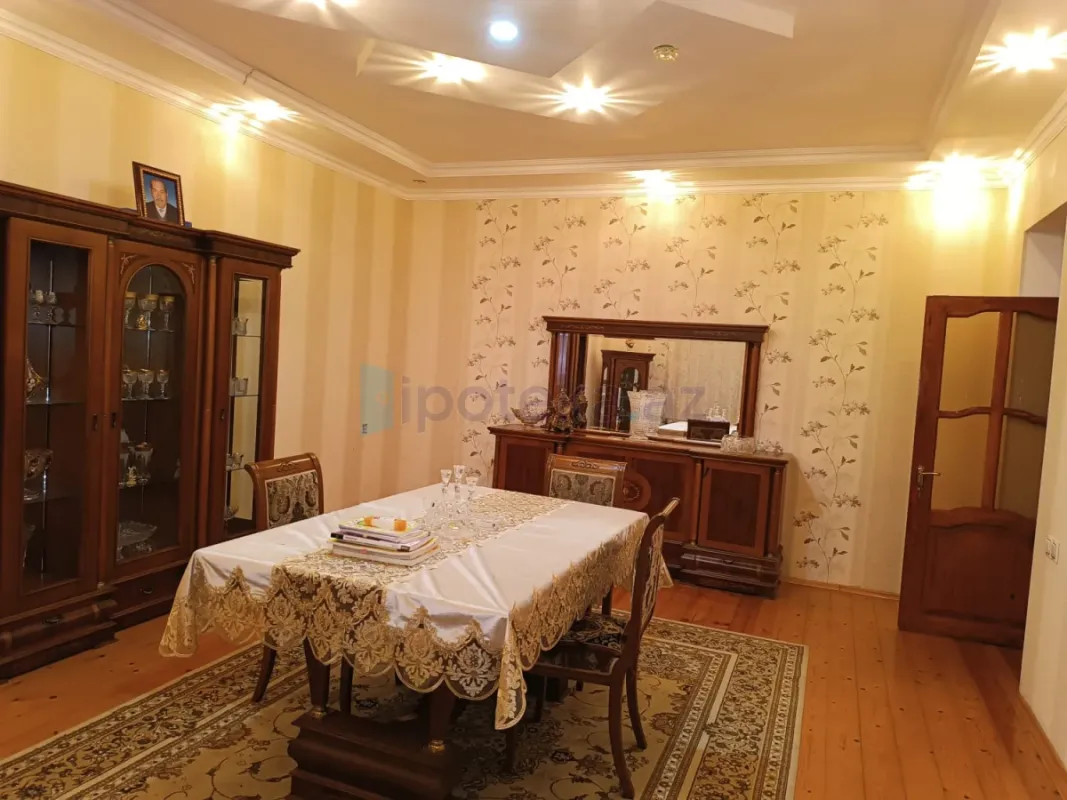 Satılır 6 otaqlı həyət evi 395 m²
