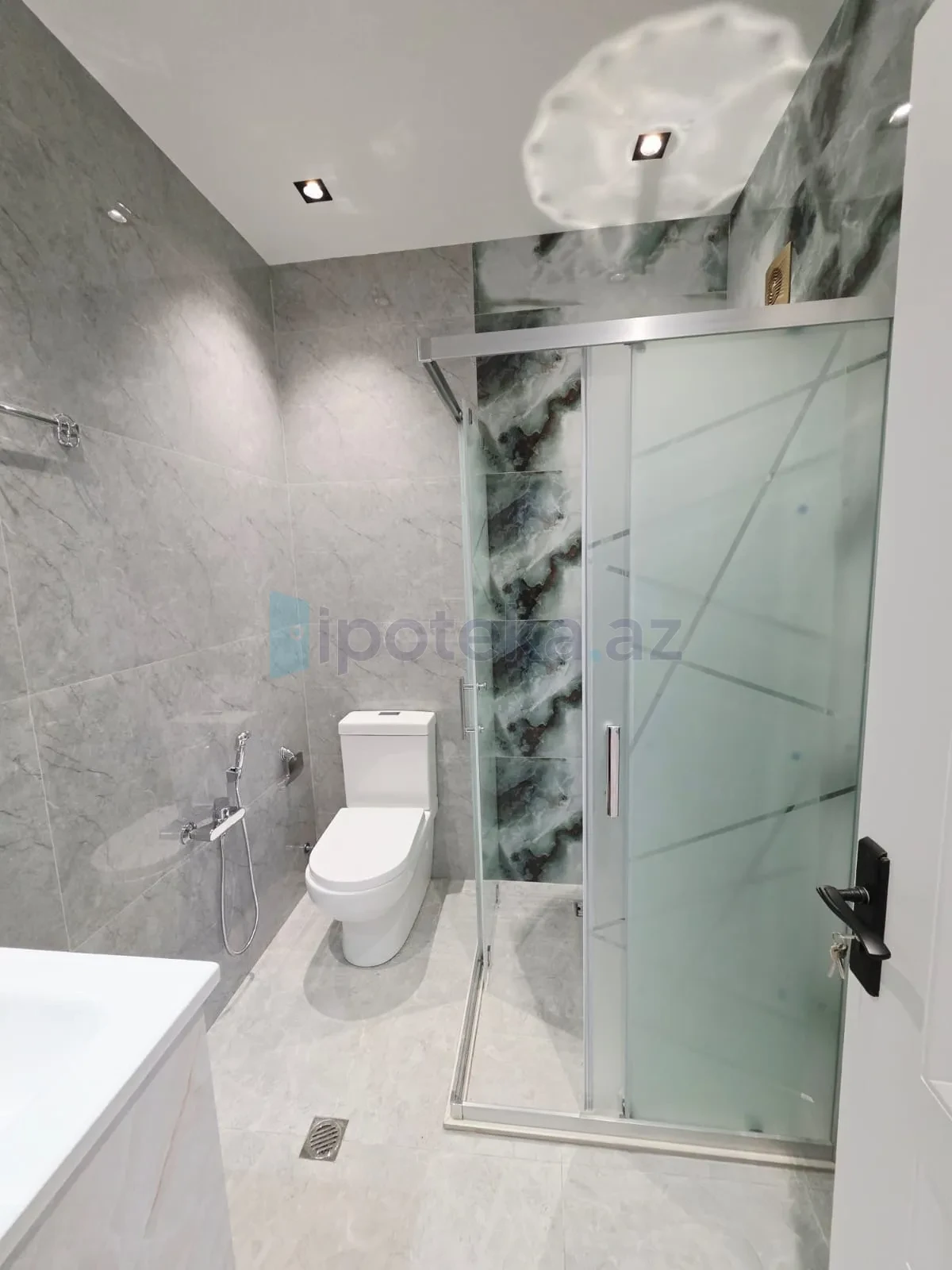 Satılır 4 otaqlı mənzil 160 m²