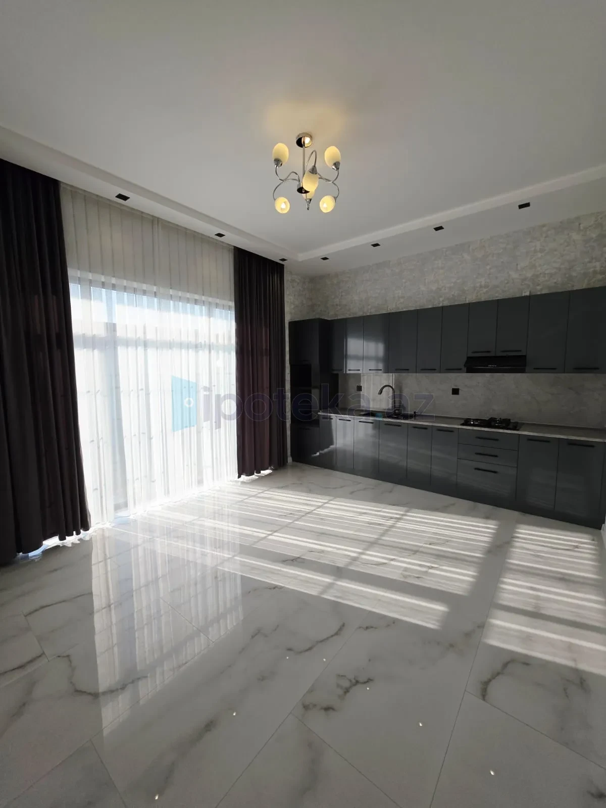 Satılır 4 otaqlı mənzil 160 m²