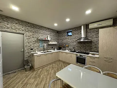 Satılır 6 otaqlı həyət evi 500 m²