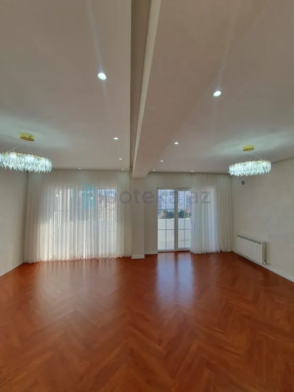 Satılır 4 otaqlı köhnə tikili 110 m²